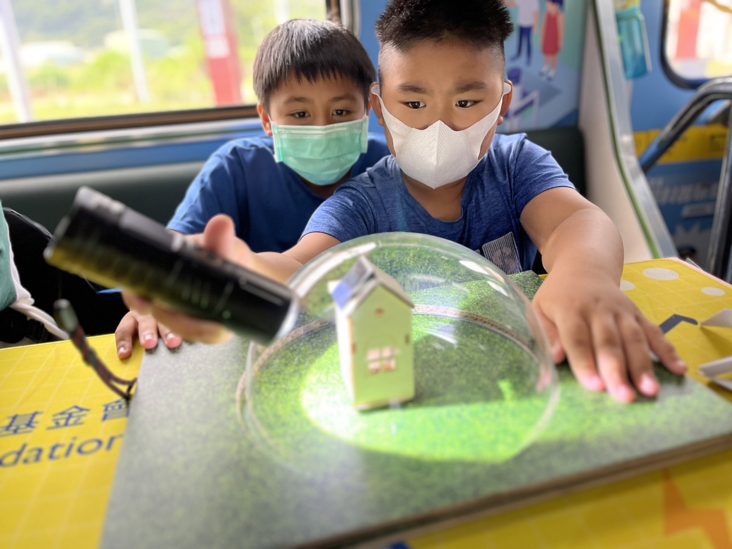 參與基礎科學主題車廂，以STEAM教學精神，設計「逐日科學家」、「太陽能工程師」以及「淨零建築師」三大能源科普課程和實驗