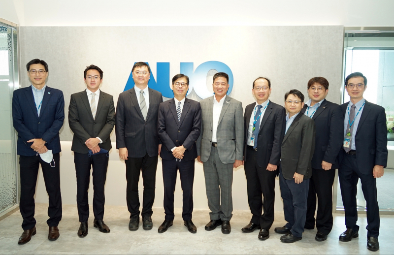 光電前進亞灣成立「AUO解決方案研發中心」，作為多元場域解決方案研發及試驗場域（圖中左為高雄市長陳其邁、圖中右為光電董事長彭双浪）